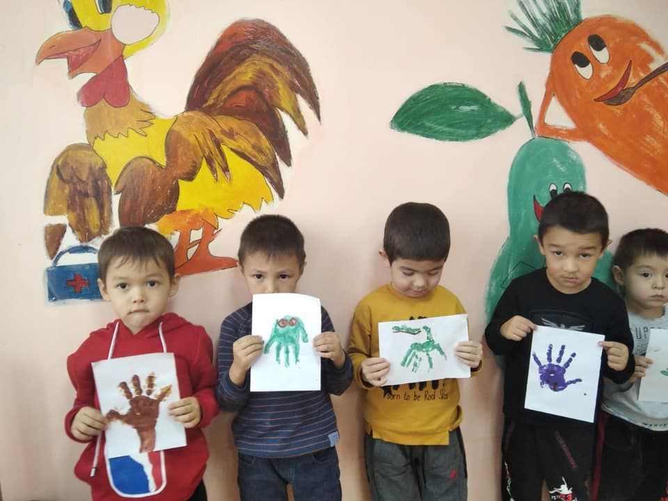 Художественное творчество (рисование) нетрадиционная техника в средней группе «Пчёлки», на тему: «Наши ладошки» Воспитатель Аманбаева Д.К.