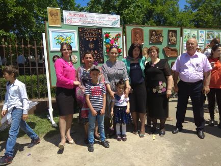 Выставка работ учащихся посвященная 150-летию С.Стальского и родного языка