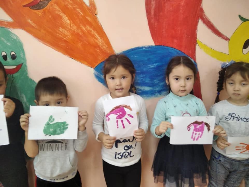 Художественное творчество (рисование) нетрадиционная техника в средней группе «Пчёлки», на тему: «Наши ладошки» Воспитатель Аманбаева Д.К.