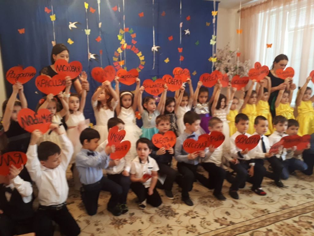 Открытое занятие в старшей группе "ВСЕЗНАЙКИ" -  "8 марта"