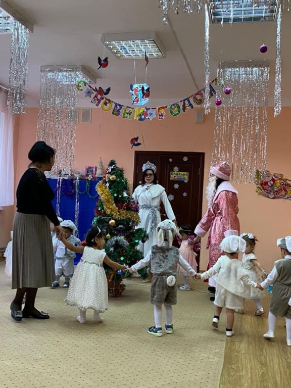 Новогодний утренник в первой младшей группе «Улыбка» Воспитатели Махмудова А.З, Тангатарова К.Ш.