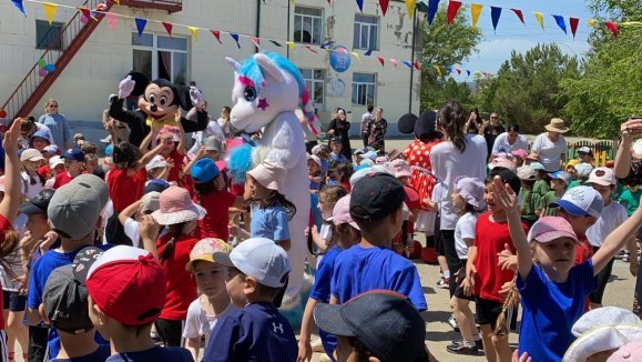 Дети должны жить в мире красоты, игры, сказки, музыки, рисунка, фантазии, творчества. (В. А. Сухомлинский) Дети должны жить в мире красоты, игры, сказки, музыки, рисунка, фантазии, творчества. (В. А. Сухомлинский)