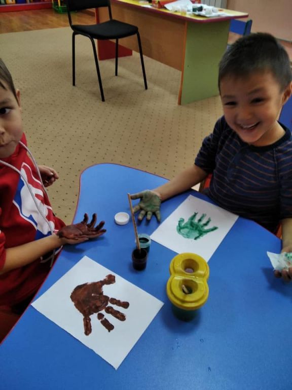 Художественное творчество (рисование) нетрадиционная техника в средней группе «Пчёлки», на тему: «Наши ладошки» Воспитатель Аманбаева Д.К.