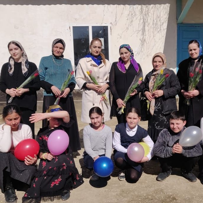 От всей души благодарим учеников за чудесные поздравления с 8 Марта! Очень приятно оказанное Вами внимание, которое так поднимает настроение! Спасибо большое!