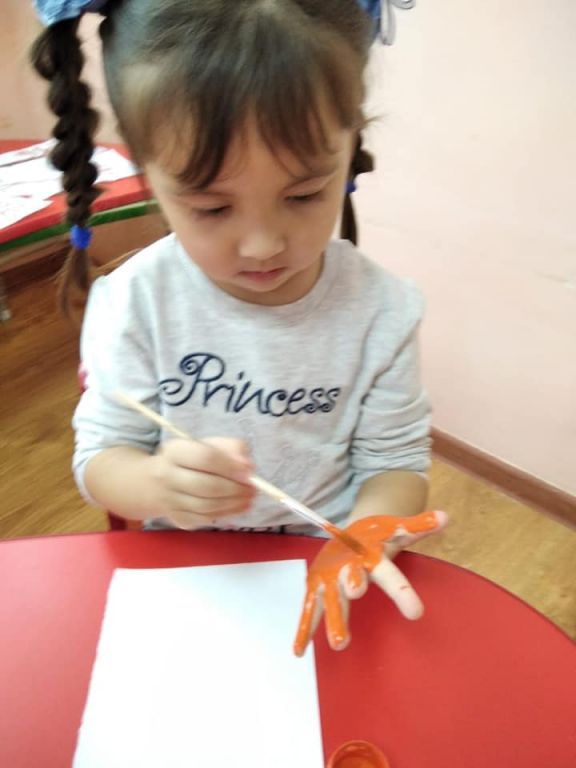 Художественное творчество (рисование) нетрадиционная техника в средней группе «Пчёлки», на тему: «Наши ладошки» Воспитатель Аманбаева Д.К.