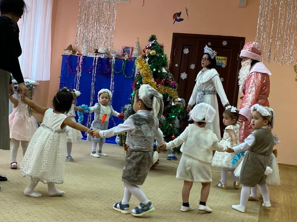 Новогодний утренник в первой младшей группе «Улыбка» Воспитатели Махмудова А.З, Тангатарова К.Ш.