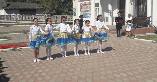 Наша школа на празднике мира! Наша школа на празднике мира!