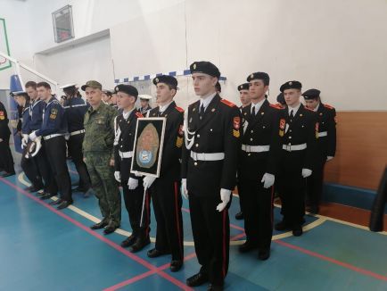 "Наша жизнь не кончится пока , течёт река бессмертного полка." "Наша жизнь не кончится пока , течёт река бессмертного полка."