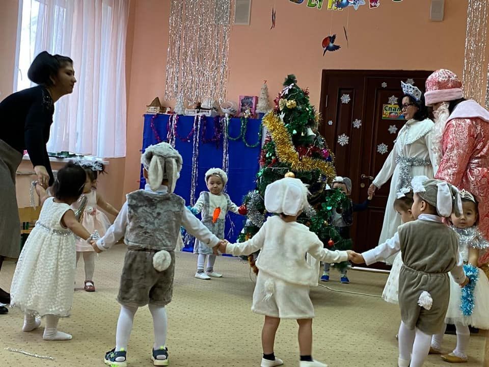 Новогодний утренник в первой младшей группе «Улыбка» Воспитатели Махмудова А.З, Тангатарова К.Ш.