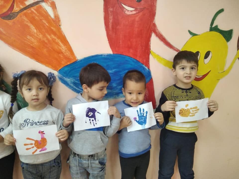 Художественное творчество (рисование) нетрадиционная техника в средней группе «Пчёлки», на тему: «Наши ладошки» Воспитатель Аманбаева Д.К.