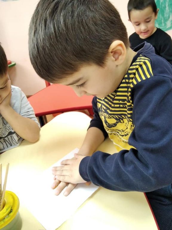 Художественное творчество (рисование) нетрадиционная техника в средней группе «Пчёлки», на тему: «Наши ладошки» Воспитатель Аманбаева Д.К.