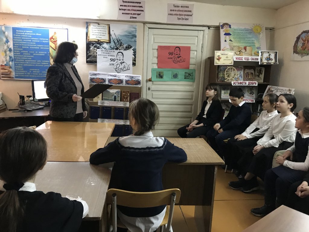 Выставка книг Фазу Алиевой в библиотеке лицея. Выставка книг Фазу Алиевой в библиотеке лицея.