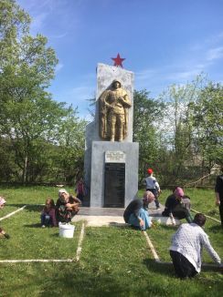 Субботник по благоустройству территории памятника Субботник по благоустройству территории памятника